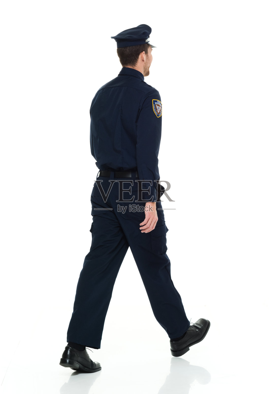 一个男人只/完整的长度/后视图/ 30-39岁的成年人英俊的人白人男性/年轻男子警察/安全人员穿制服/领带/帽子/徽章谁是微笑/快乐/愉快的手肩并肩/犯罪照片摄影图片