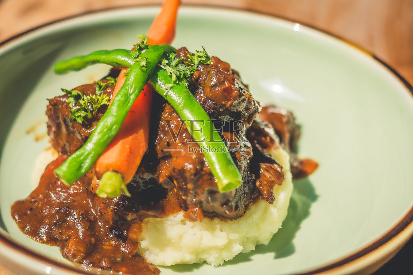 厚颜无耻的Git炖牛肉脸颊与法国豆和自制土豆泥照片摄影图片