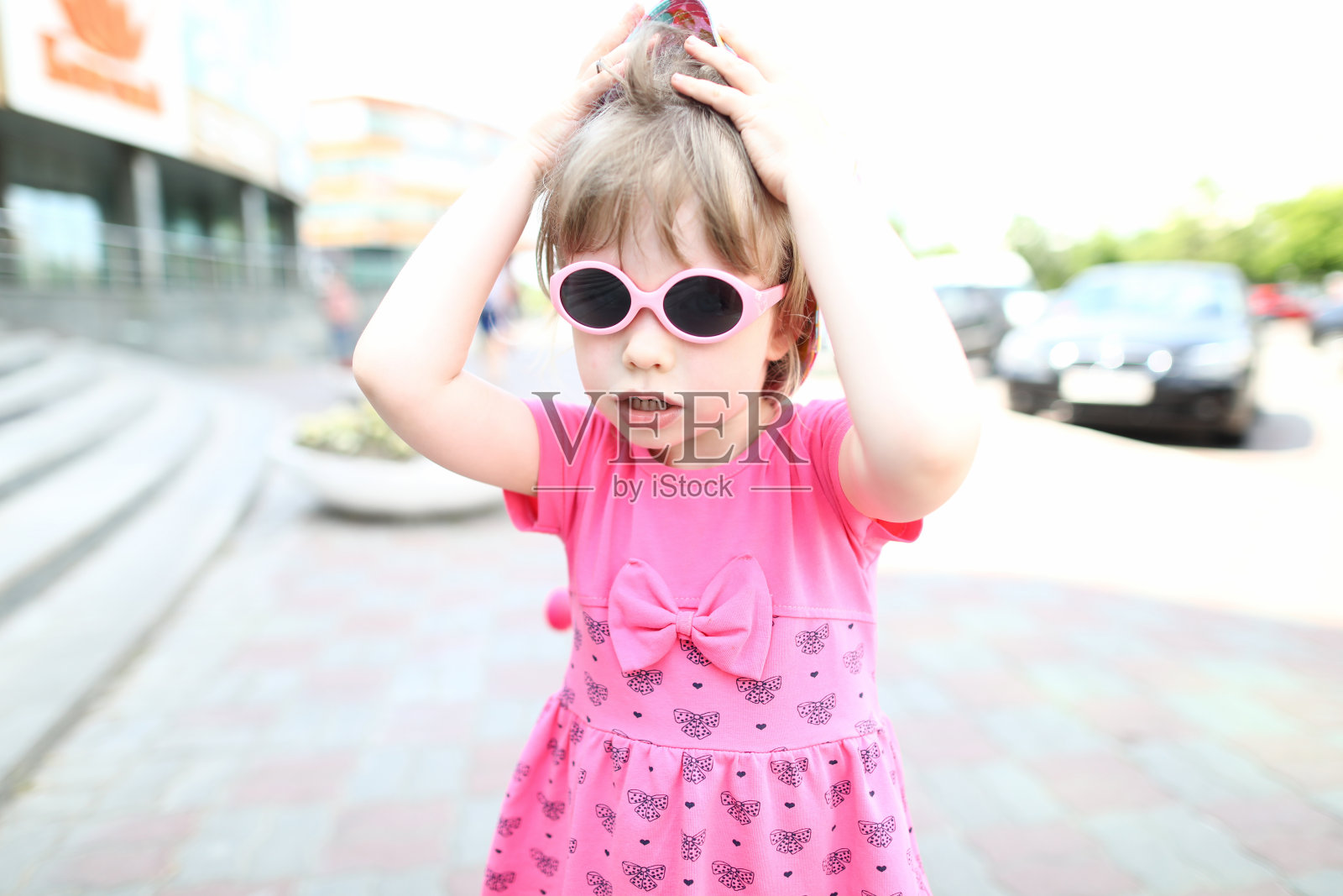 一个小孩在城里迷路了照片摄影图片