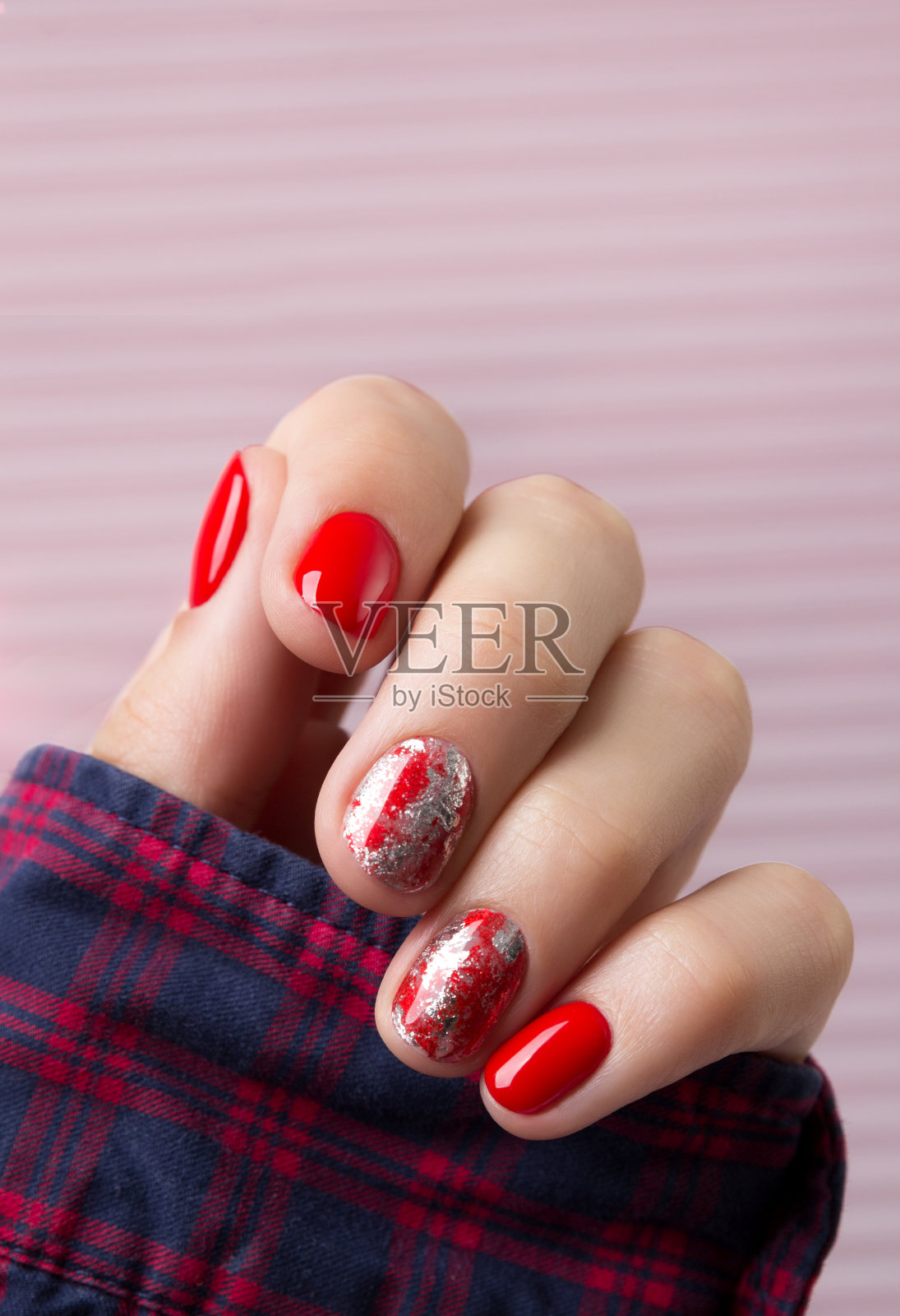 美丽的修剪女人的手在红色条纹白色的背景照片摄影图片