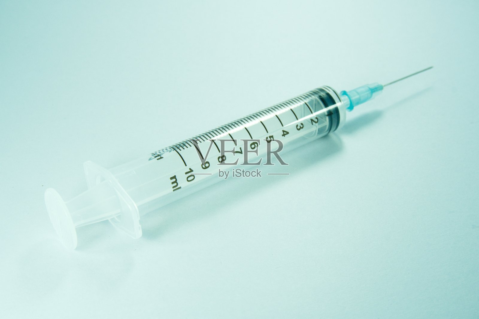 蓝色背景的医用注射器医用注射器的孤立图像。照片摄影图片