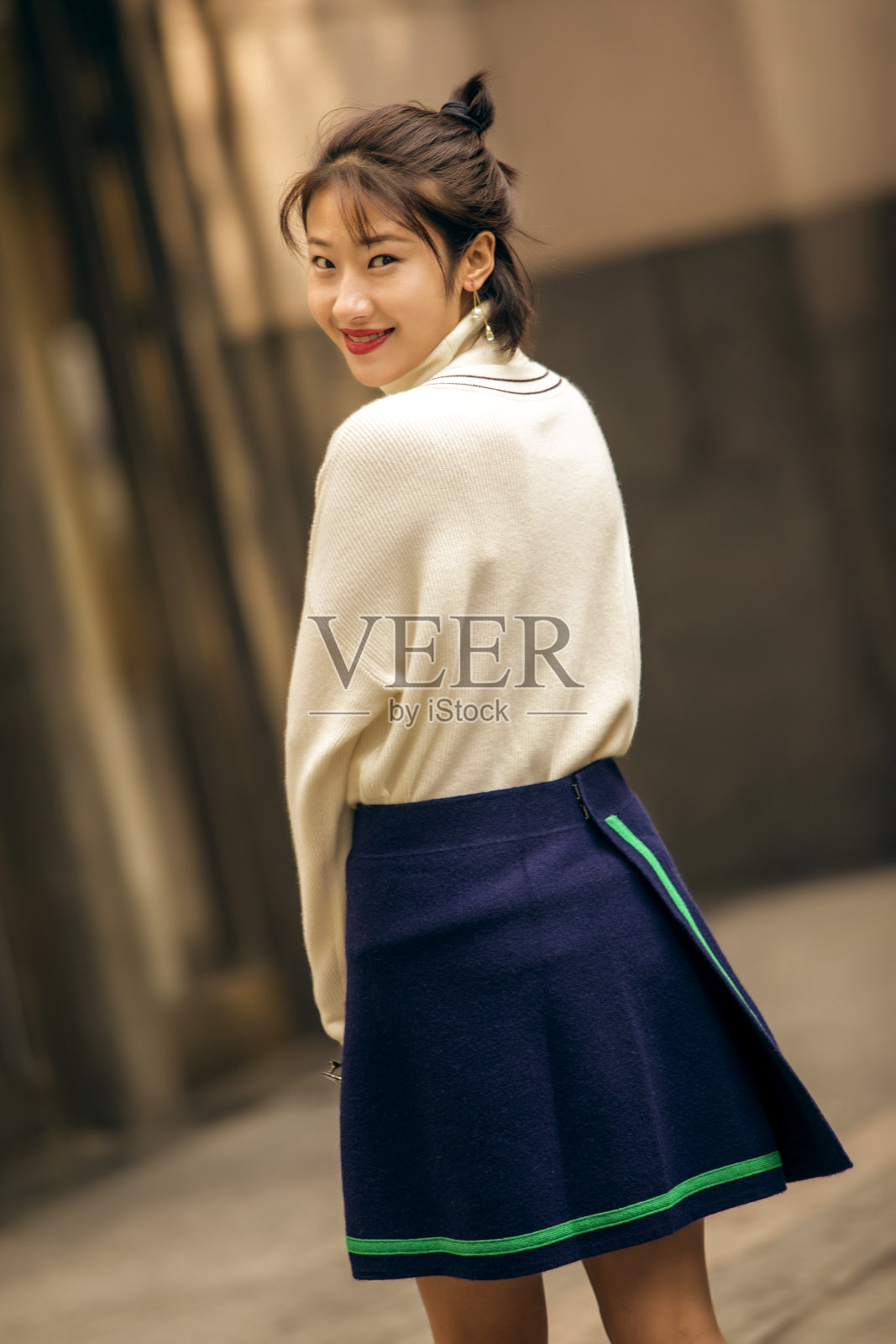 亚洲年轻女孩走在上海的街道上照片摄影图片