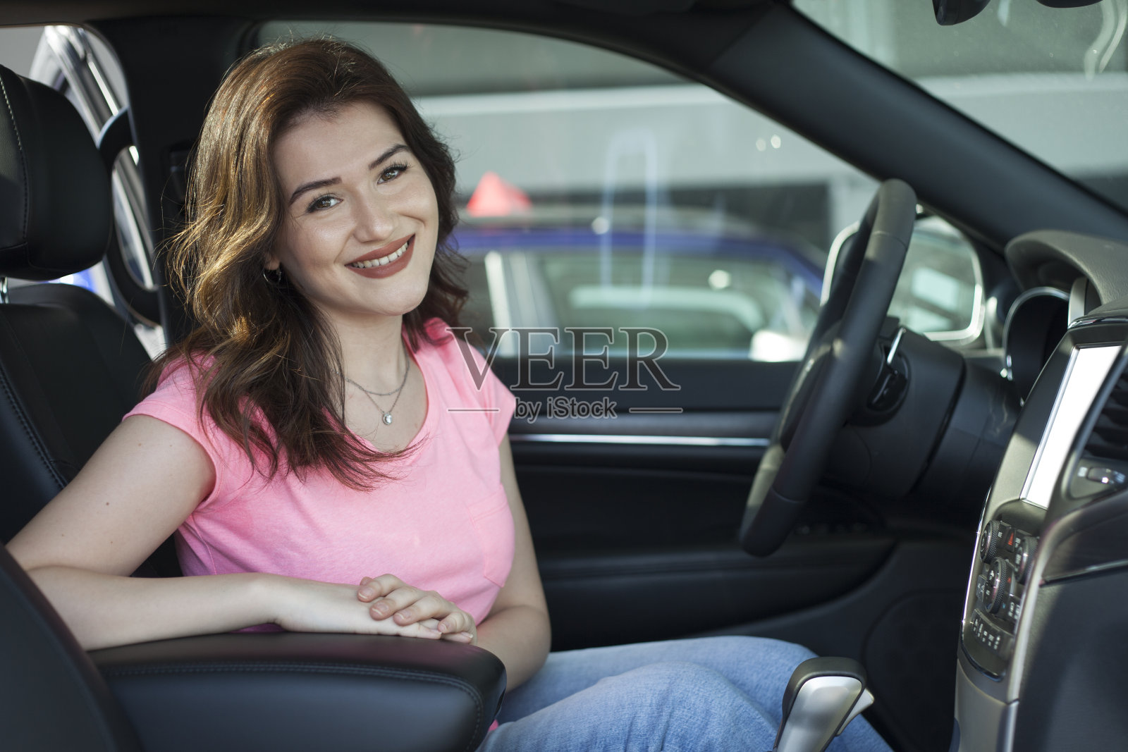 开着新车的女商人照片摄影图片