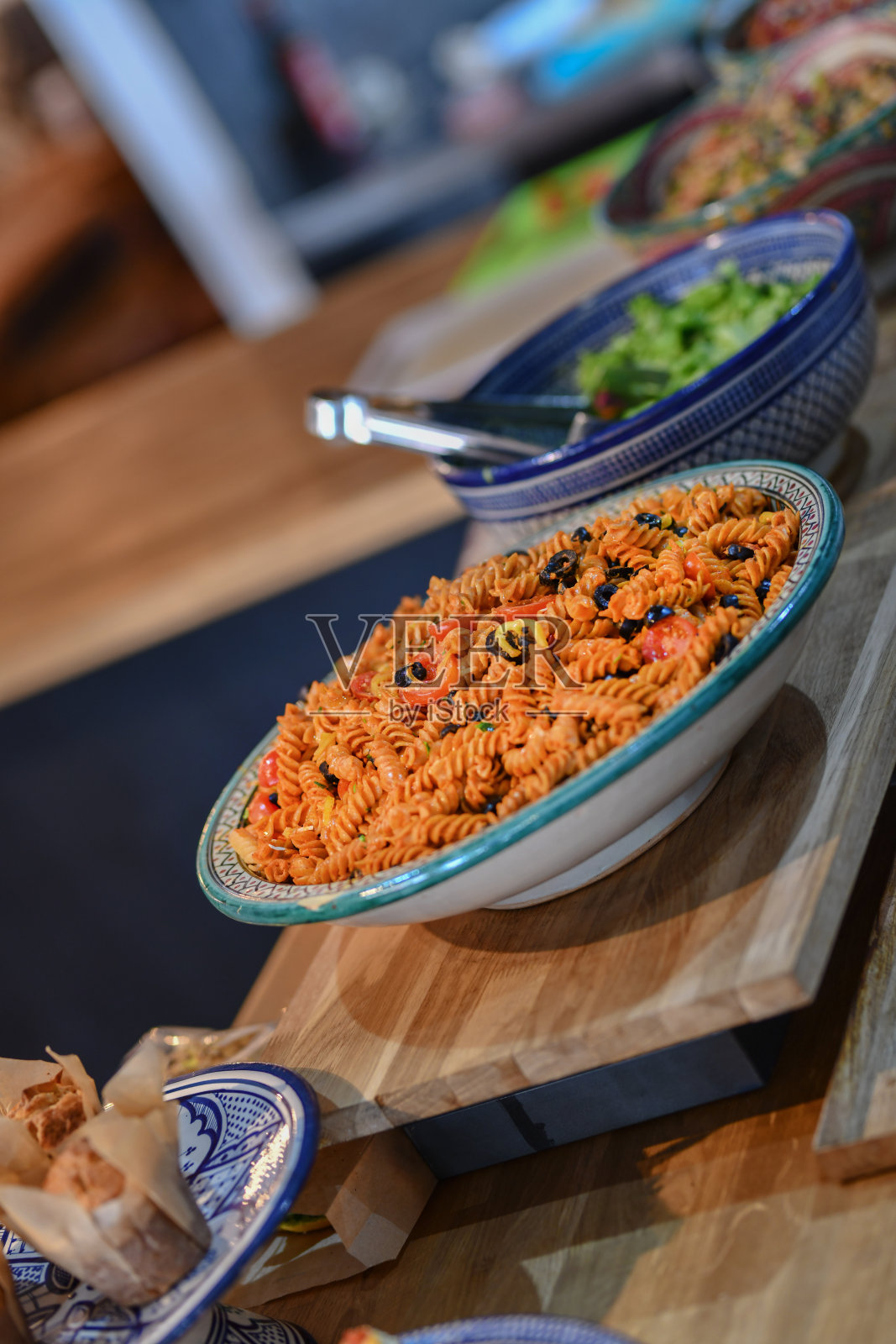 通心粉和奶酪配蔬菜照片摄影图片