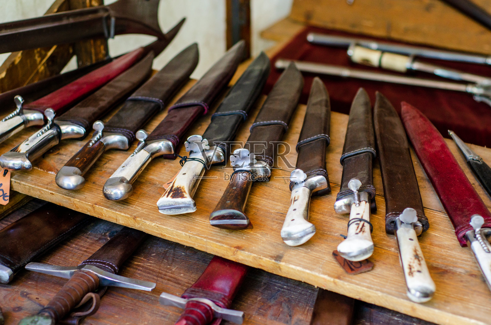 中世纪的枪匠商店。剑和盔甲出售。照片摄影图片