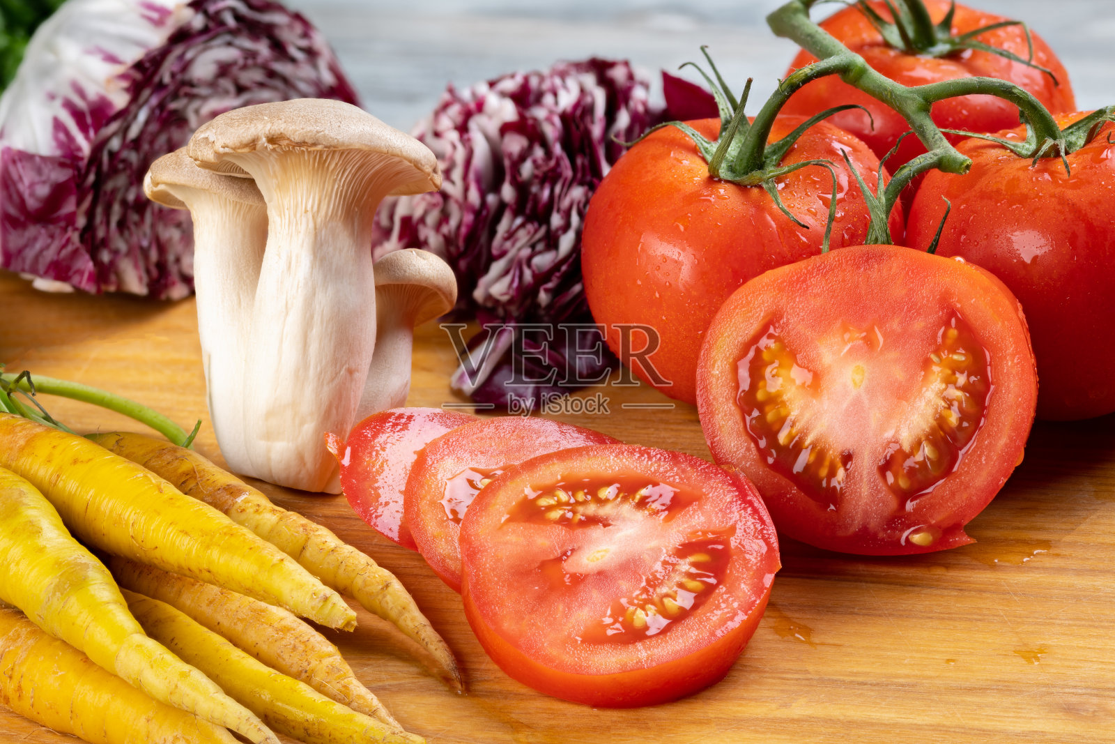 近距离接触新鲜蔬菜西红柿，蘑菇和胡萝卜照片摄影图片