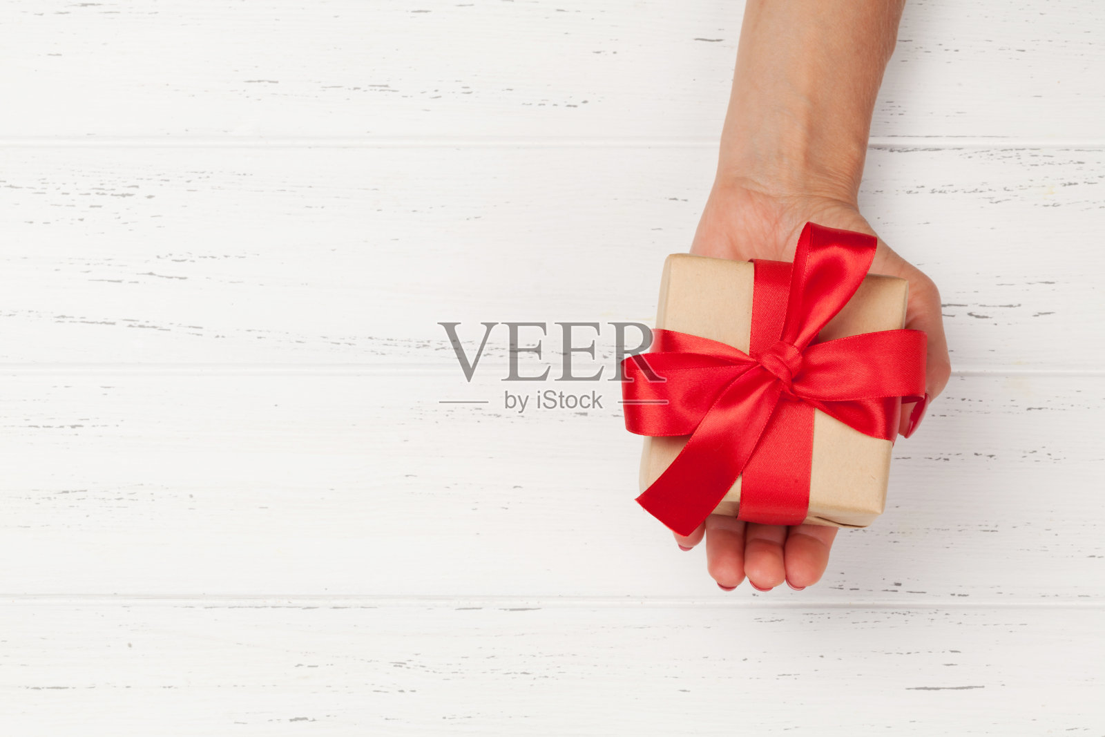 女人手里拿着礼盒照片摄影图片