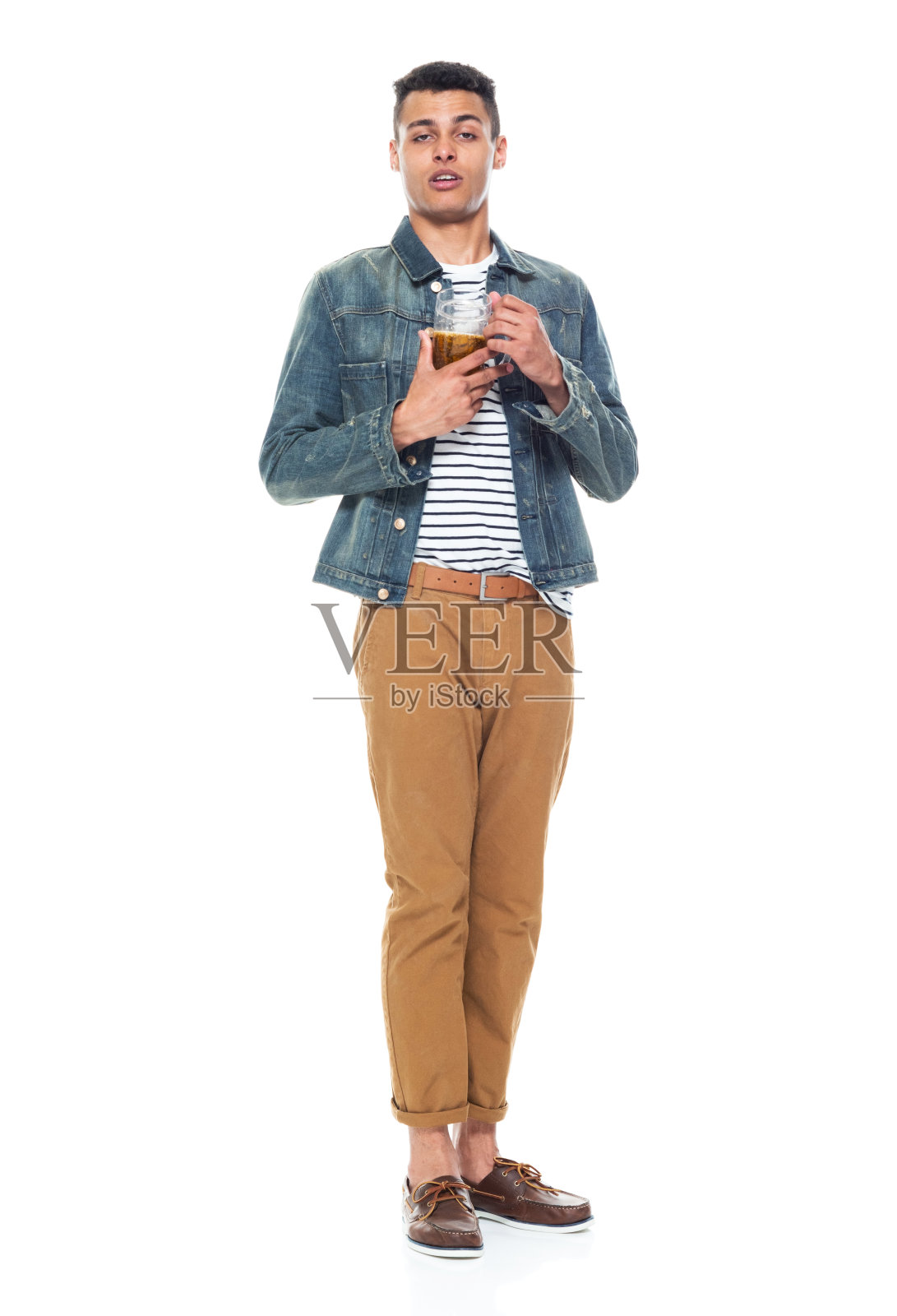 全长/一人/正面的20-29岁的成年人英俊的人/高个子非洲裔/非洲裔男性/年轻男子站在白色背景穿着牛仔夹克谁是喝醉了/喝/淡啤酒照片摄影图片
