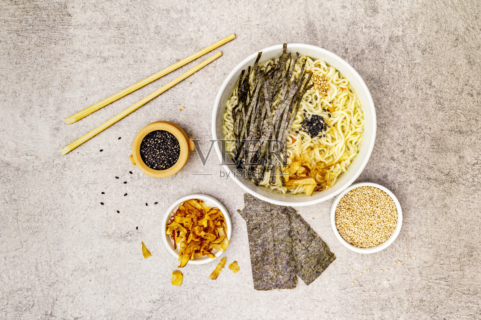 海苔、金枪鱼片、芝麻面条照片摄影图片