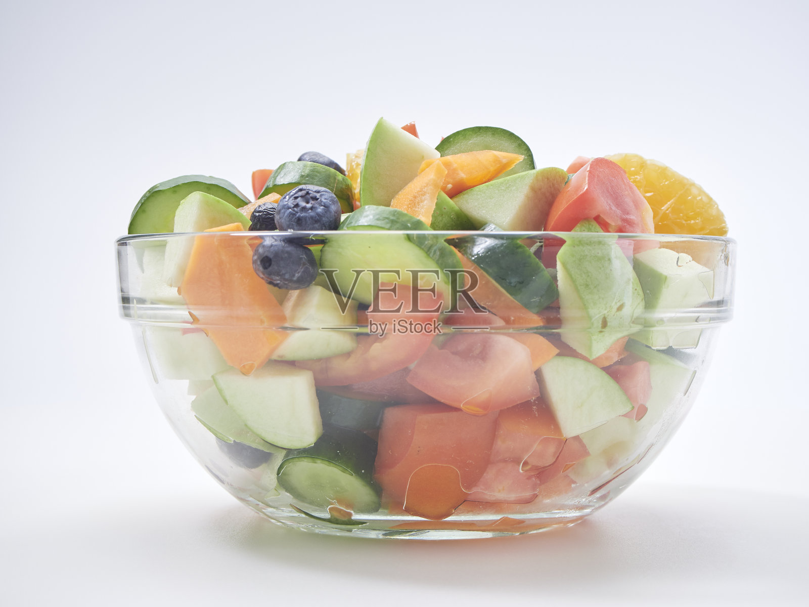混合水果和蔬菜沙拉。健康的早餐菜单。减肥食品照片摄影图片