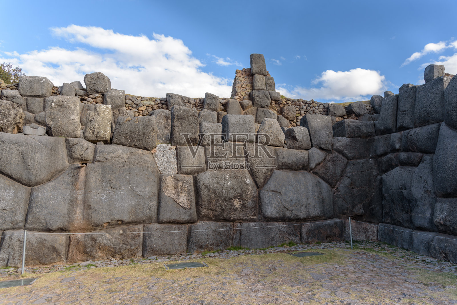 Sacsayhuaman，位于南美洲秘鲁库斯科山上的大型堡垒和庙宇建筑群。照片摄影图片