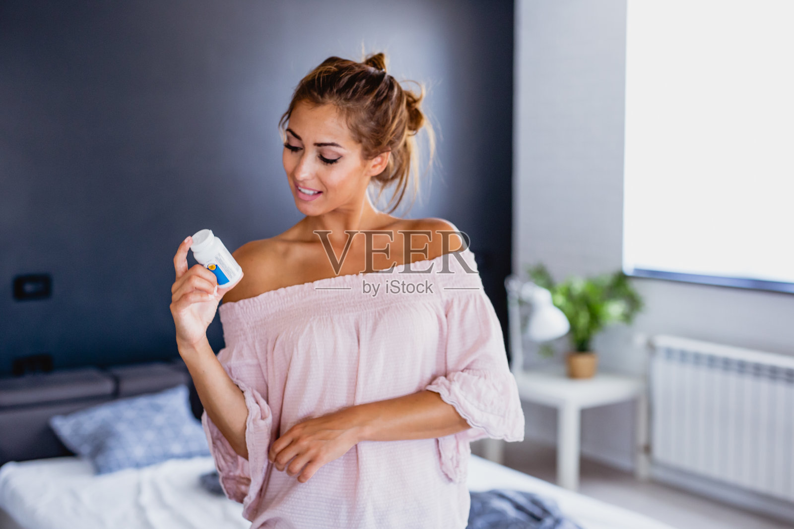 女人阅读处方瓶上的标签照片摄影图片