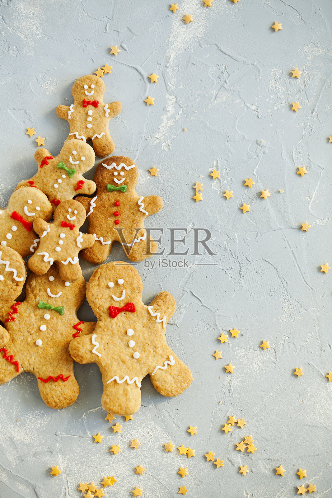 圣诞饼干姜饼人饼干浅蓝色背景俯视图。节日的食物。圣诞节和新年的传统概念照片摄影图片