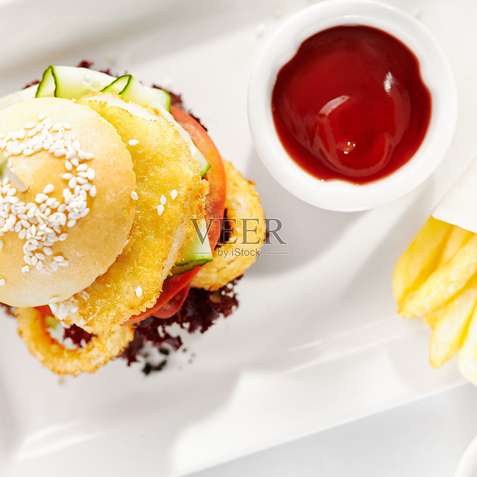 美食，餐厅，美味的晚餐食物-近距离的三明治油炸鱼和鱿鱼圈照片摄影图片