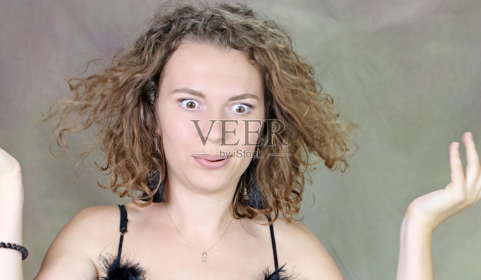 有很多有趣面孔的女孩照片摄影图片