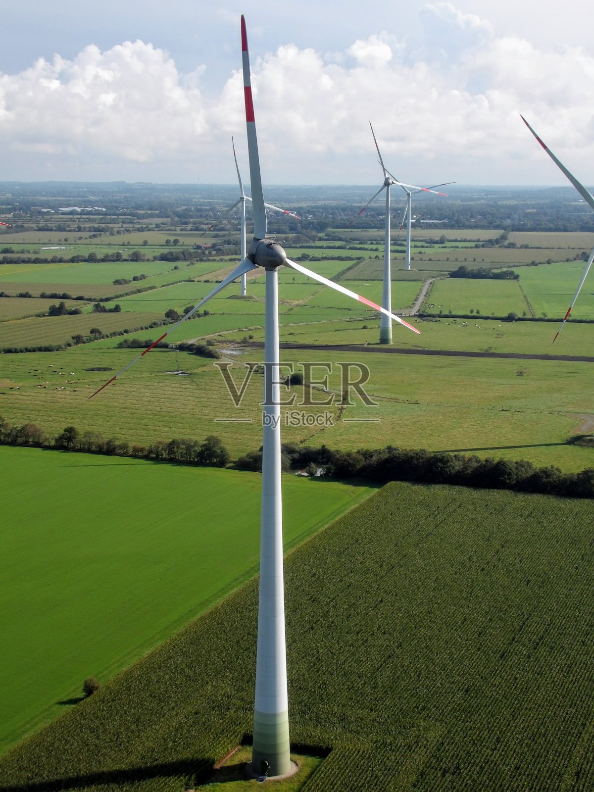 德国北部的风力涡轮机照片摄影图片
