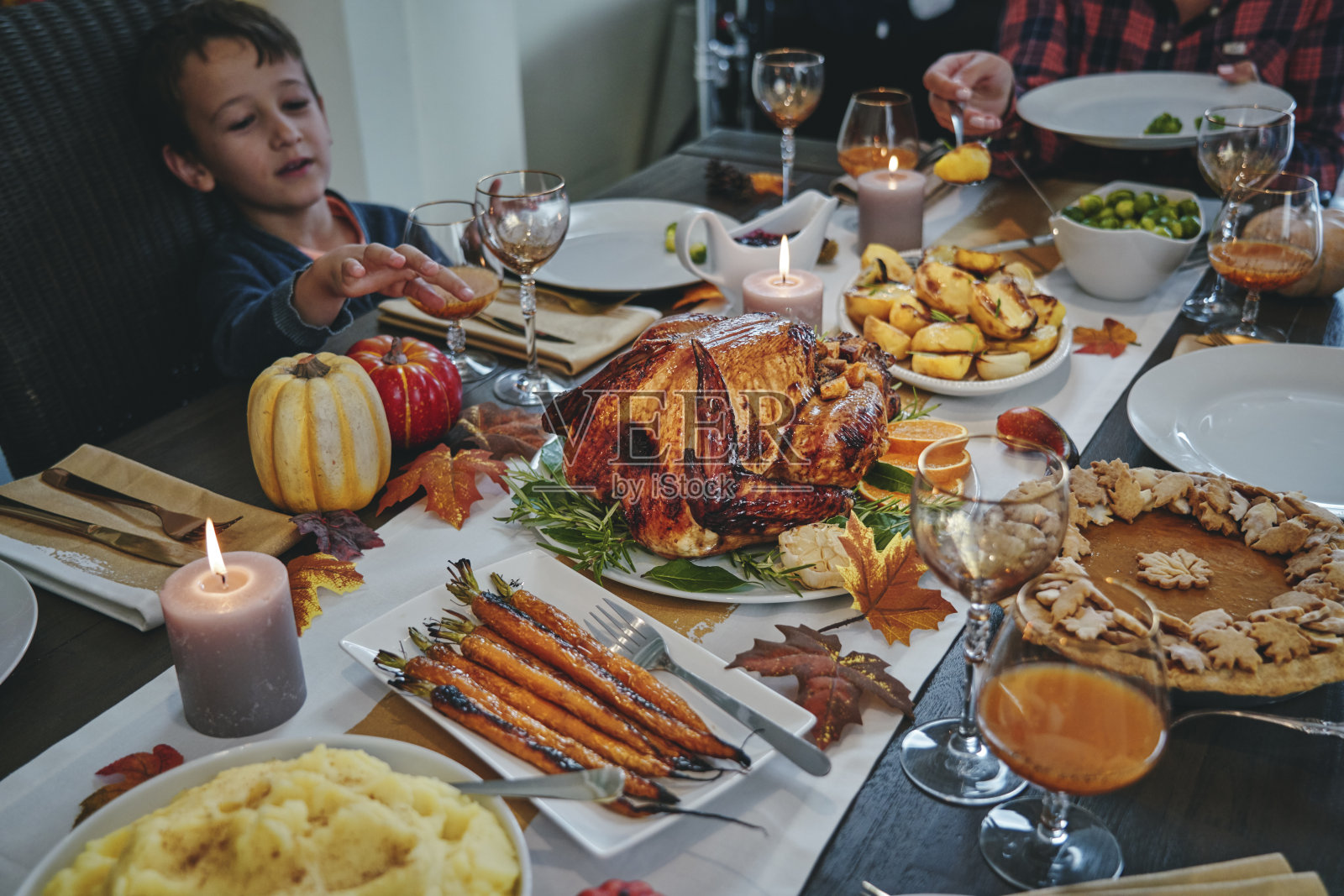 家庭享用传统节日火鸡大餐照片摄影图片