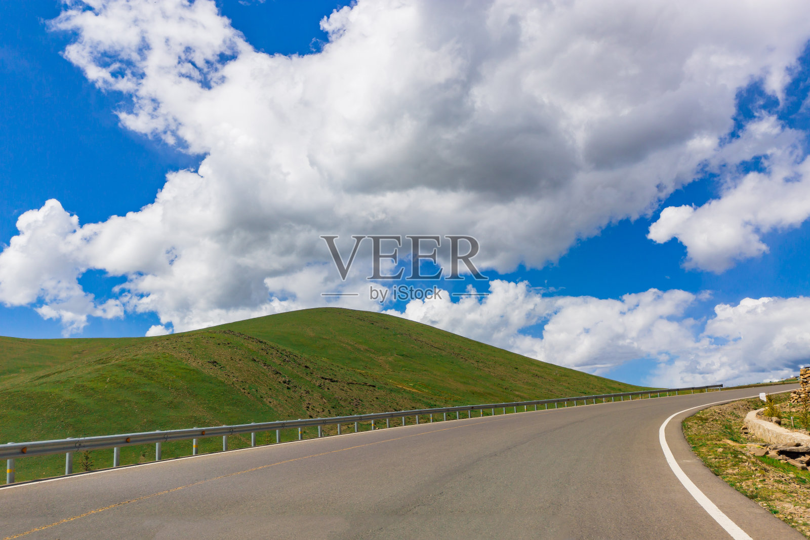 中国西部空旷的公路照片摄影图片