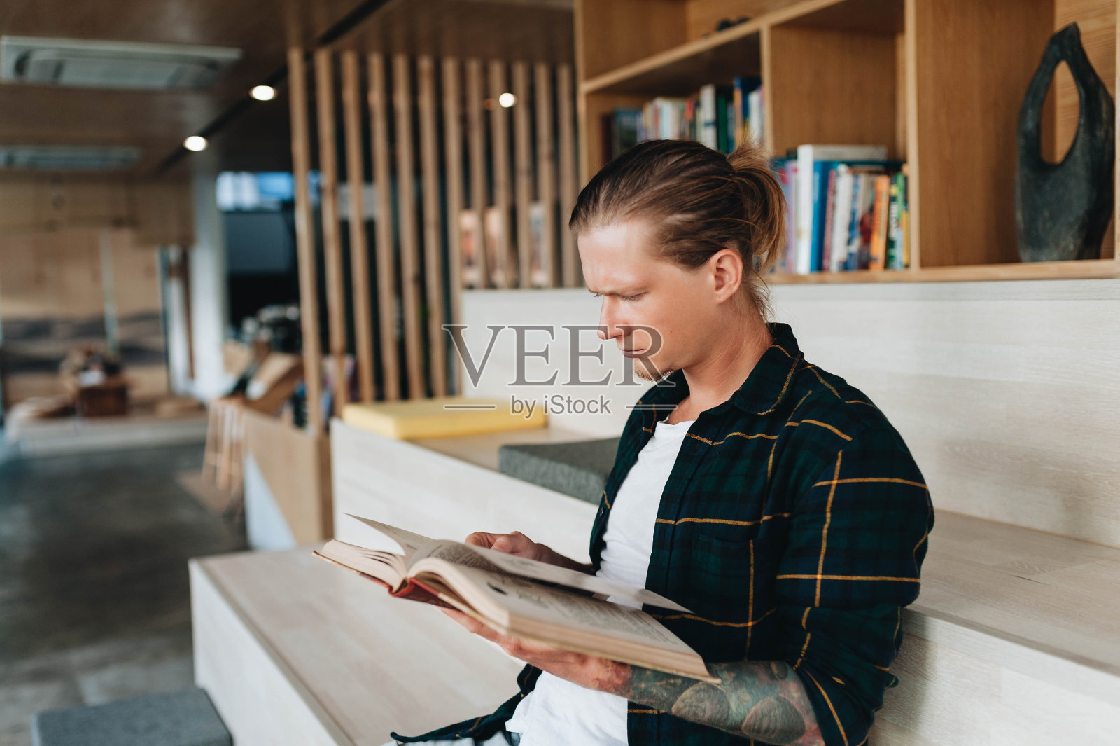 严肃的男生在图书馆看书照片摄影图片