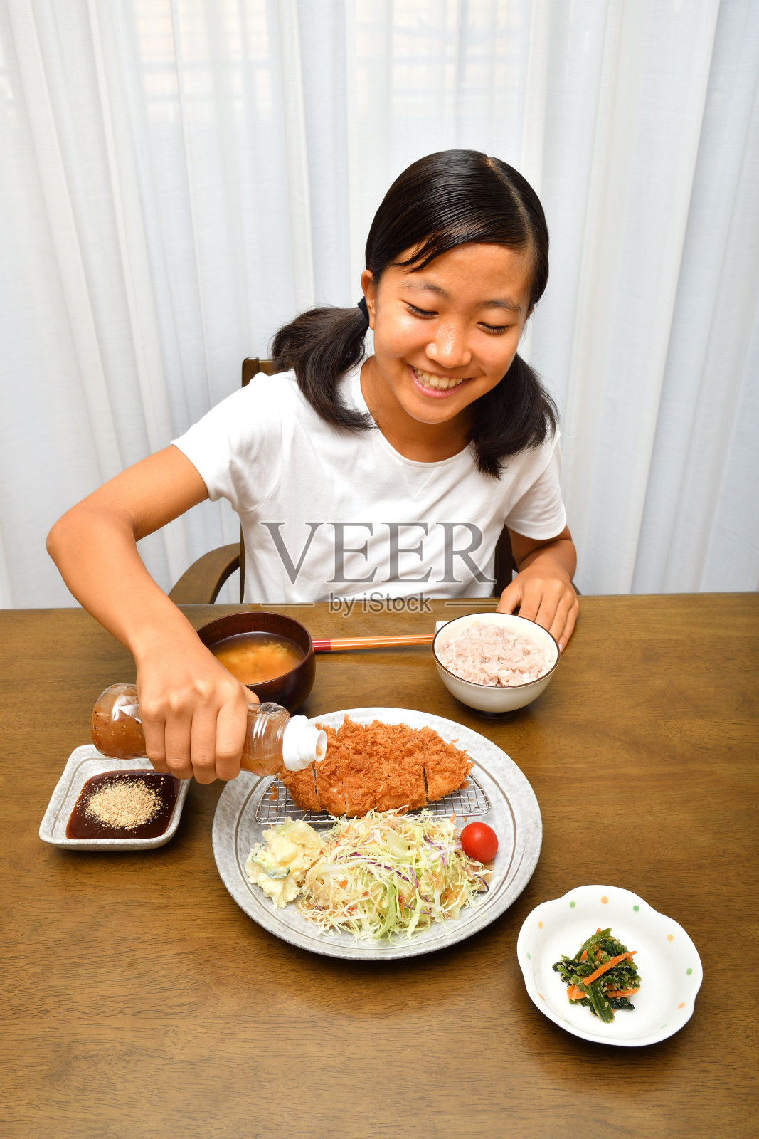 日本女孩喜欢吃晚餐照片摄影图片