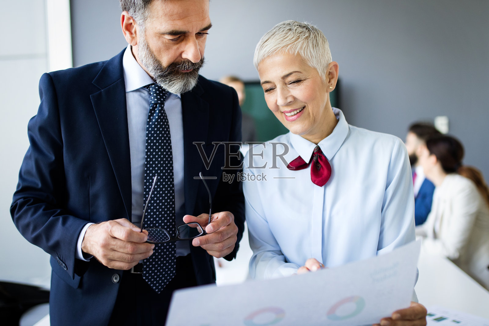 商务人士会议和会议在现代的办公室照片摄影图片