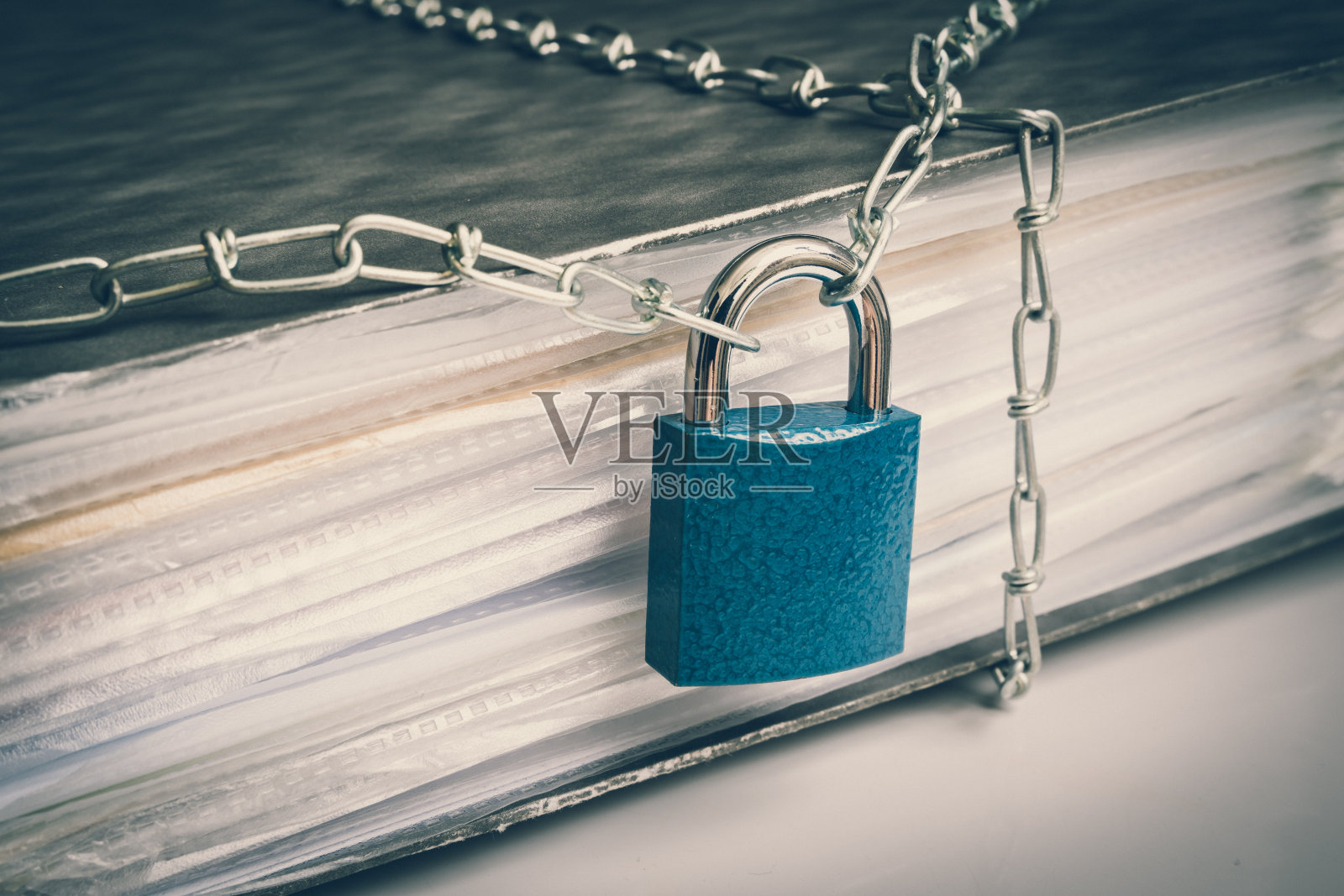 用链条和挂锁锁住的文件-数据和隐私安全照片摄影图片