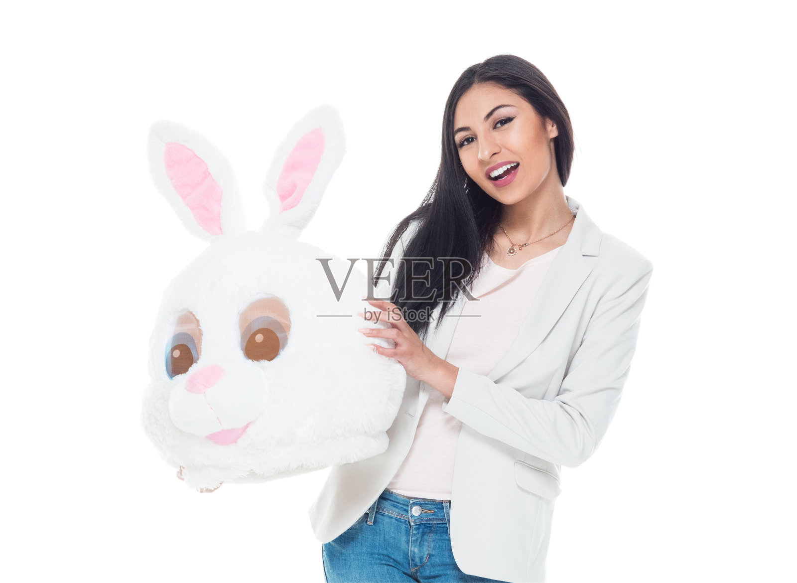 一个人/前视图/看相机/腰部以上的20-29岁的成年美丽的拉丁美洲和西班牙裔种族的女性/年轻女性站在白人背景谁是幽默/微笑/快乐/愉快/凉爽的态度照片摄影图片