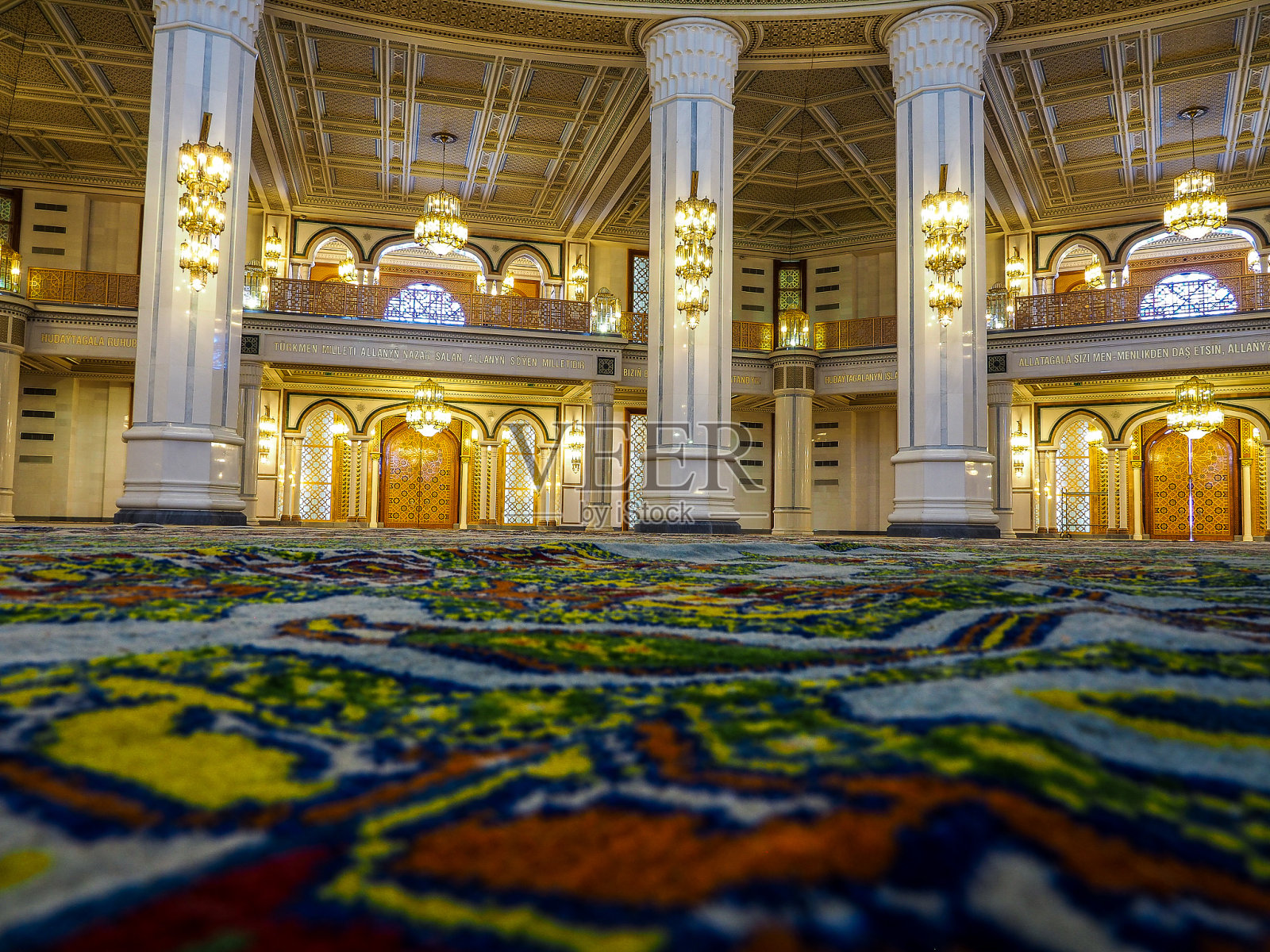 土库曼斯坦阿什哈巴德的土库曼巴希清真寺照片摄影图片