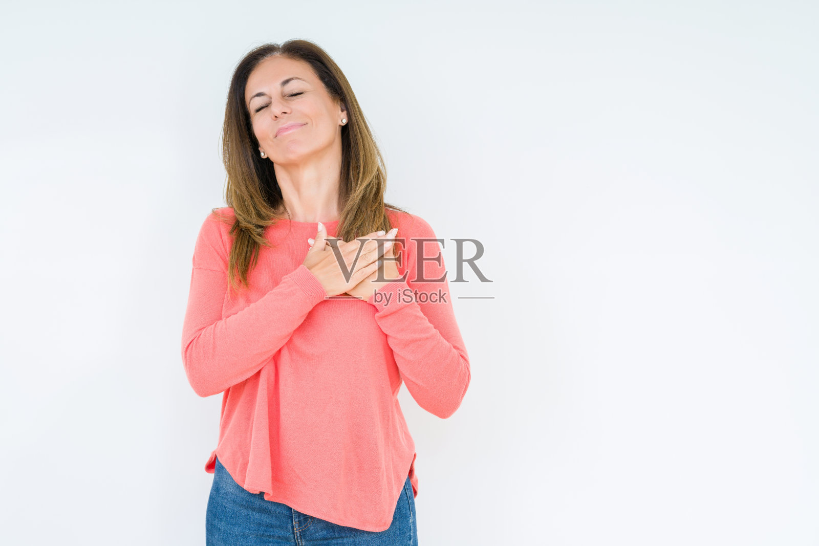 美丽的中年妇女在孤立的背景微笑与手在胸前闭上眼睛和感激的手势在脸上。健康的概念。照片摄影图片