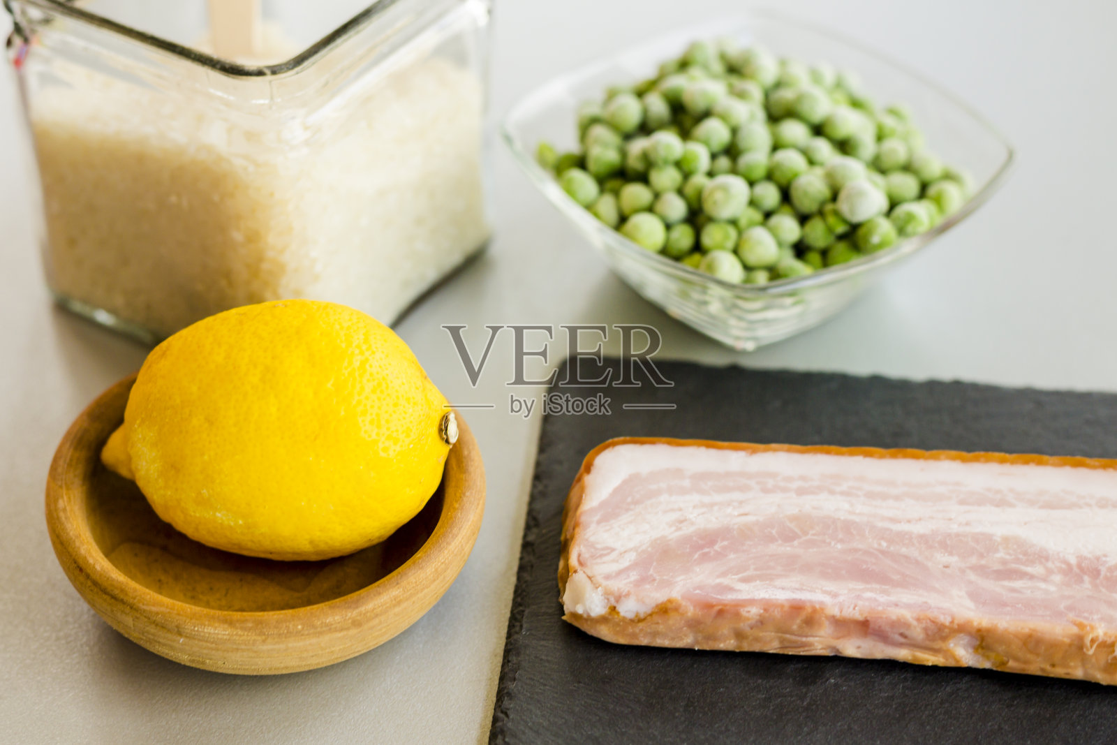 厨房里的新鲜食材照片摄影图片