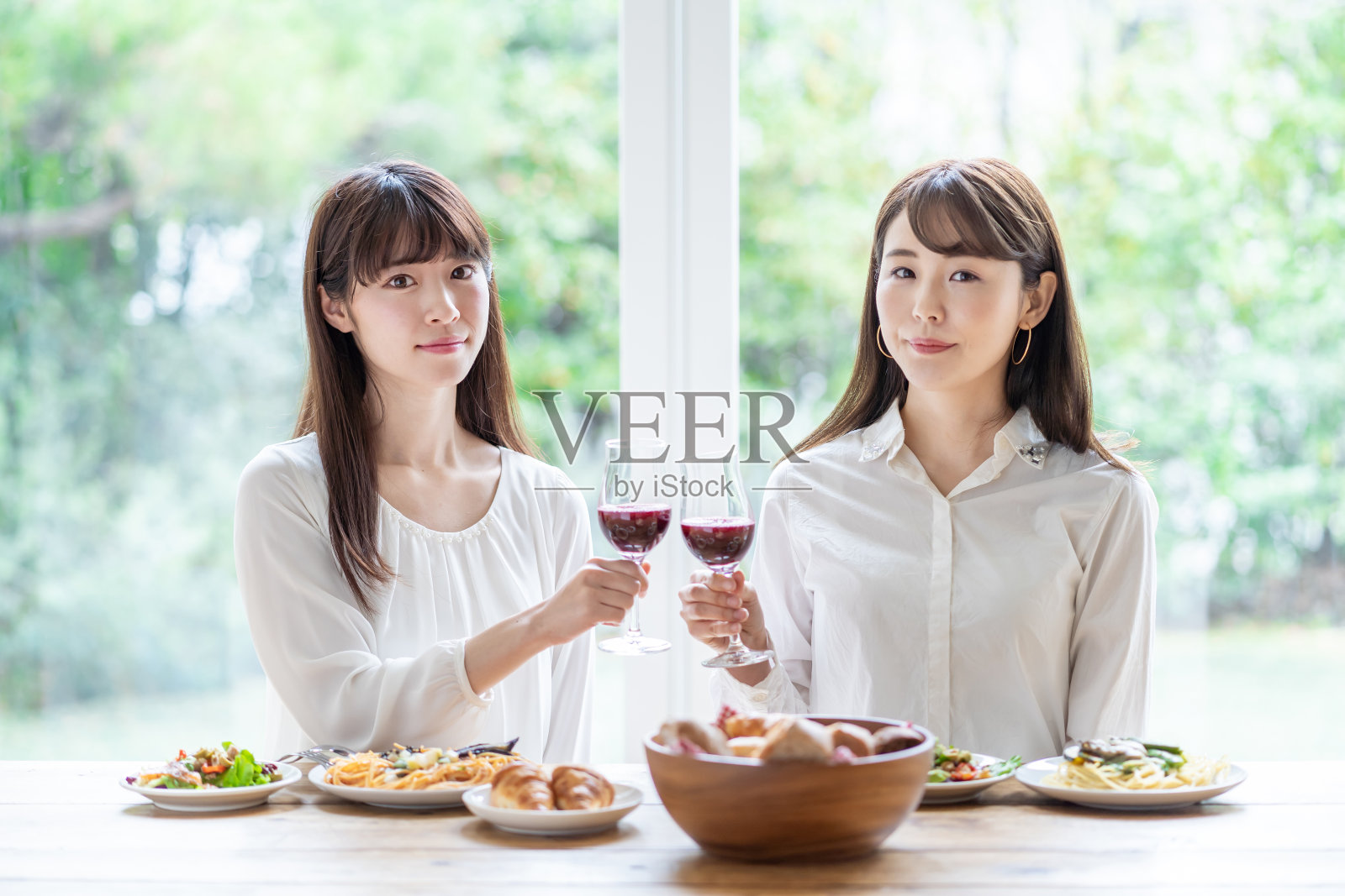 迷人的亚洲女性在客厅享受午餐照片摄影图片