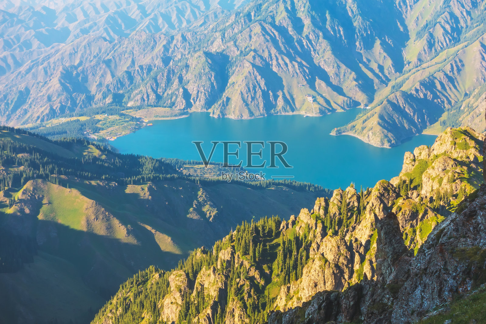 中国新疆维吾尔自治区的天池照片摄影图片