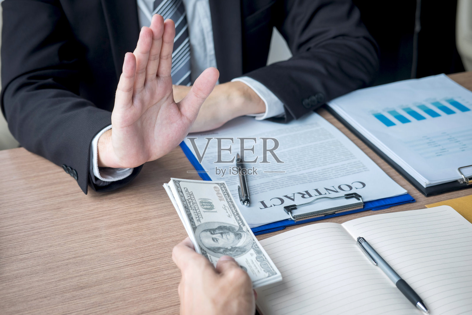 反贿赂和腐败观念，商人拒绝和不接受来自商人的钱钞票的要约，接受协议的投资交易合同照片摄影图片