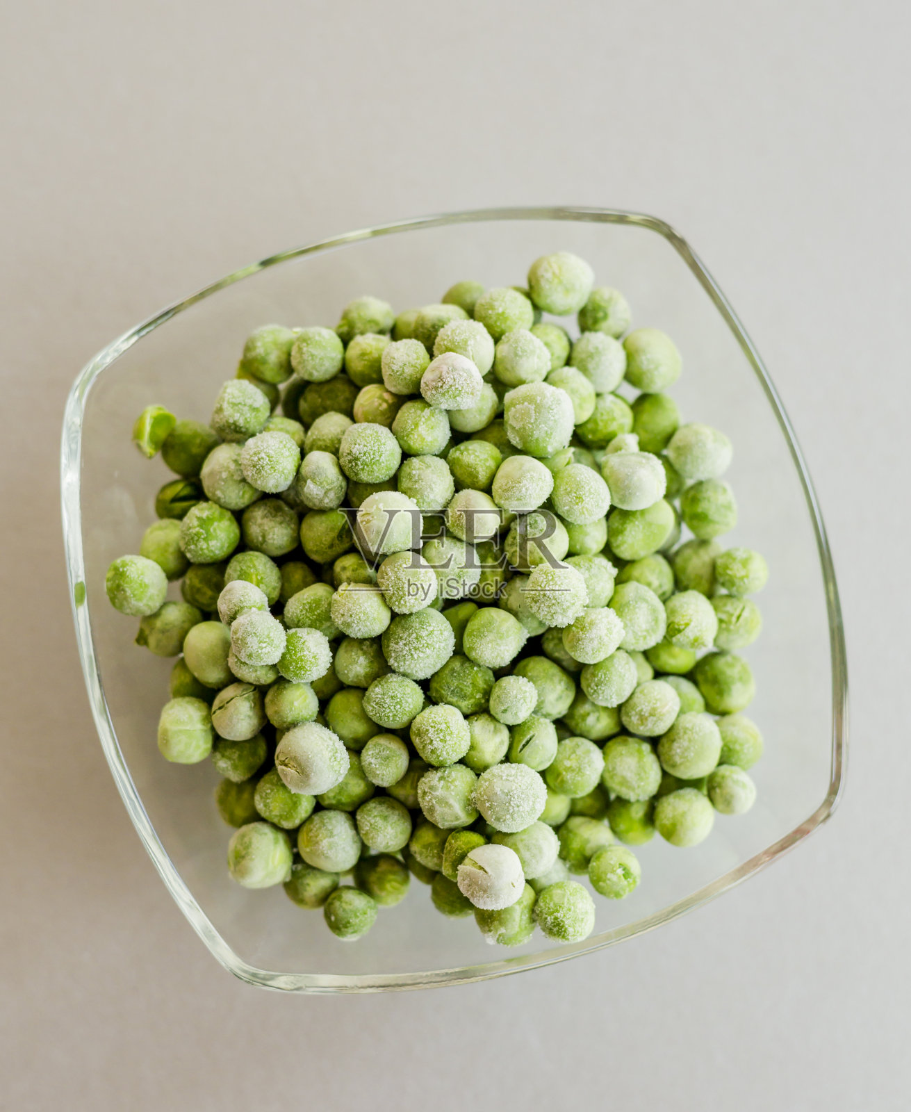 玻璃碗里的冷冻豌豆照片摄影图片