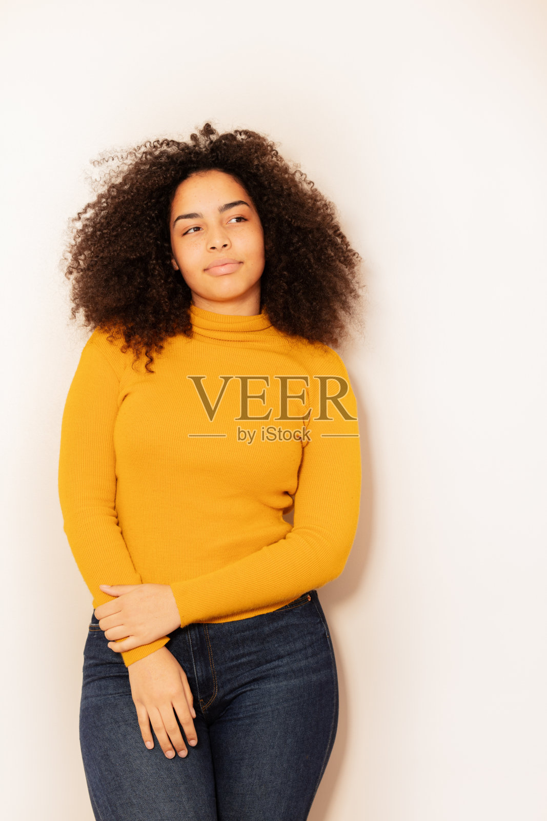 体贴而冷静的美丽年轻女子肖像照片摄影图片