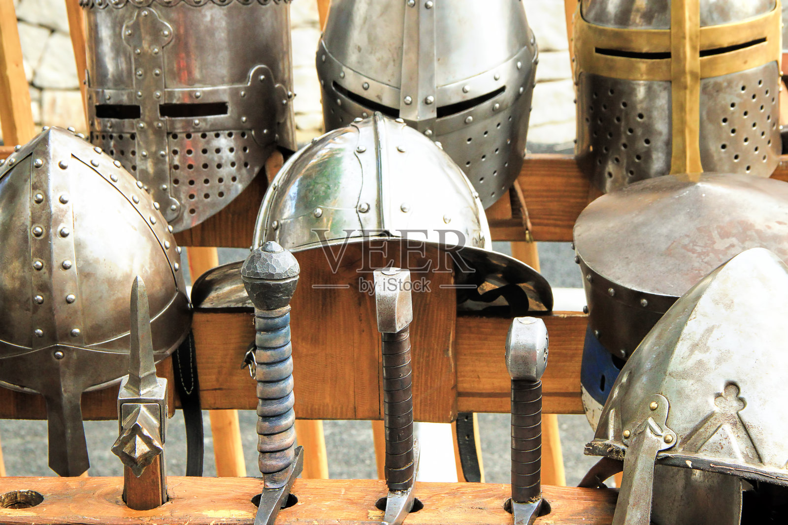 中世纪，头盔和剑。照片摄影图片