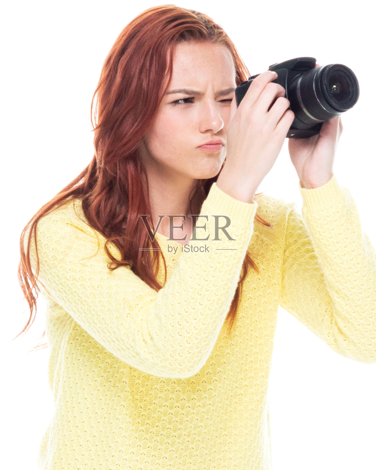 一个人/腰部以上的18-19岁美丽的红发白人年轻女性十几岁的女孩/摄影师/摄影/游客在白色的背景穿着牛仔裤谁是微笑/快乐/愉快谁是出汗/摄影照片摄影图片