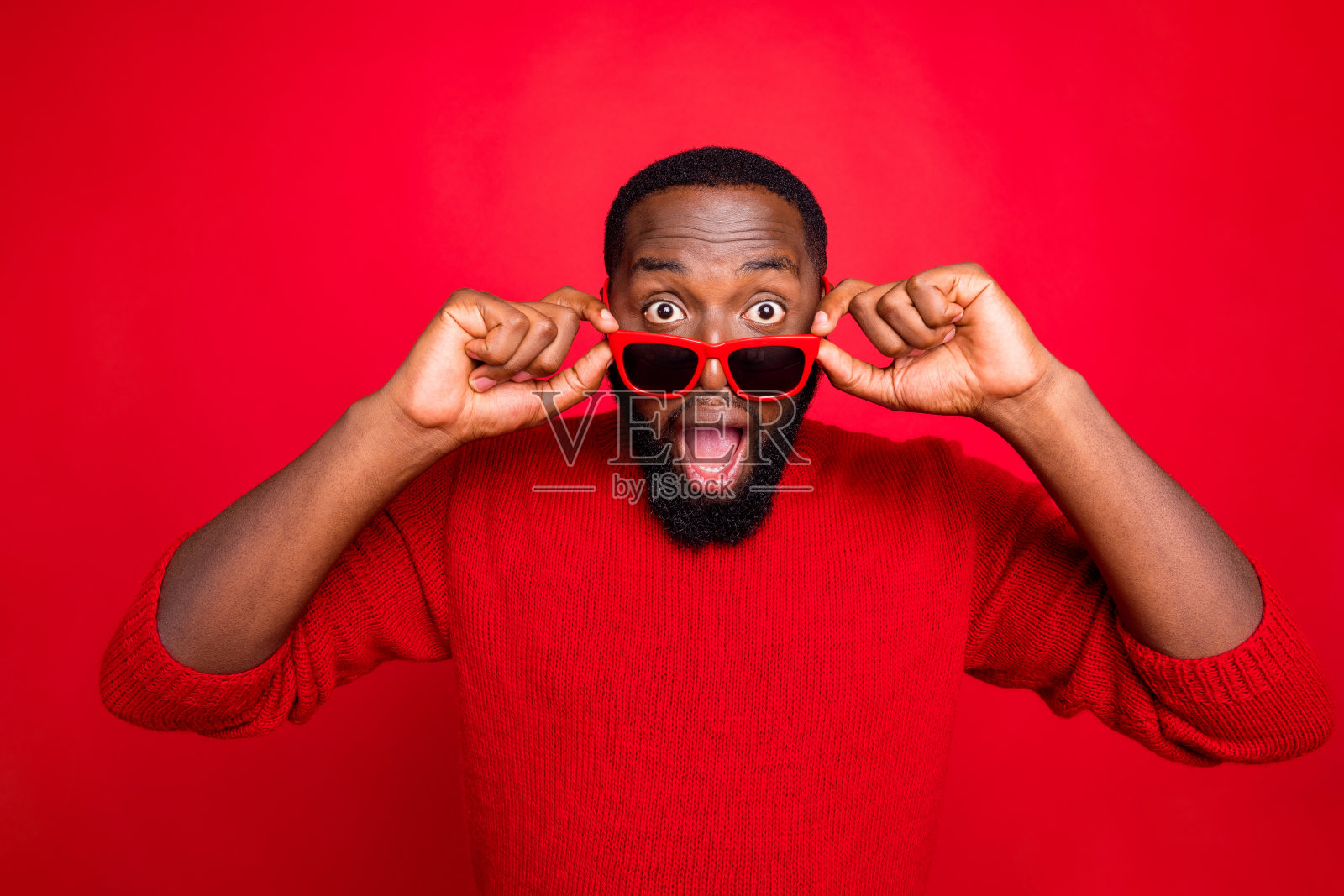 他的特写，他漂亮迷人的，愉快的，愉快的长胡子的家伙把难以置信的消息，暑假孤立在明亮生动的红色背景照片摄影图片