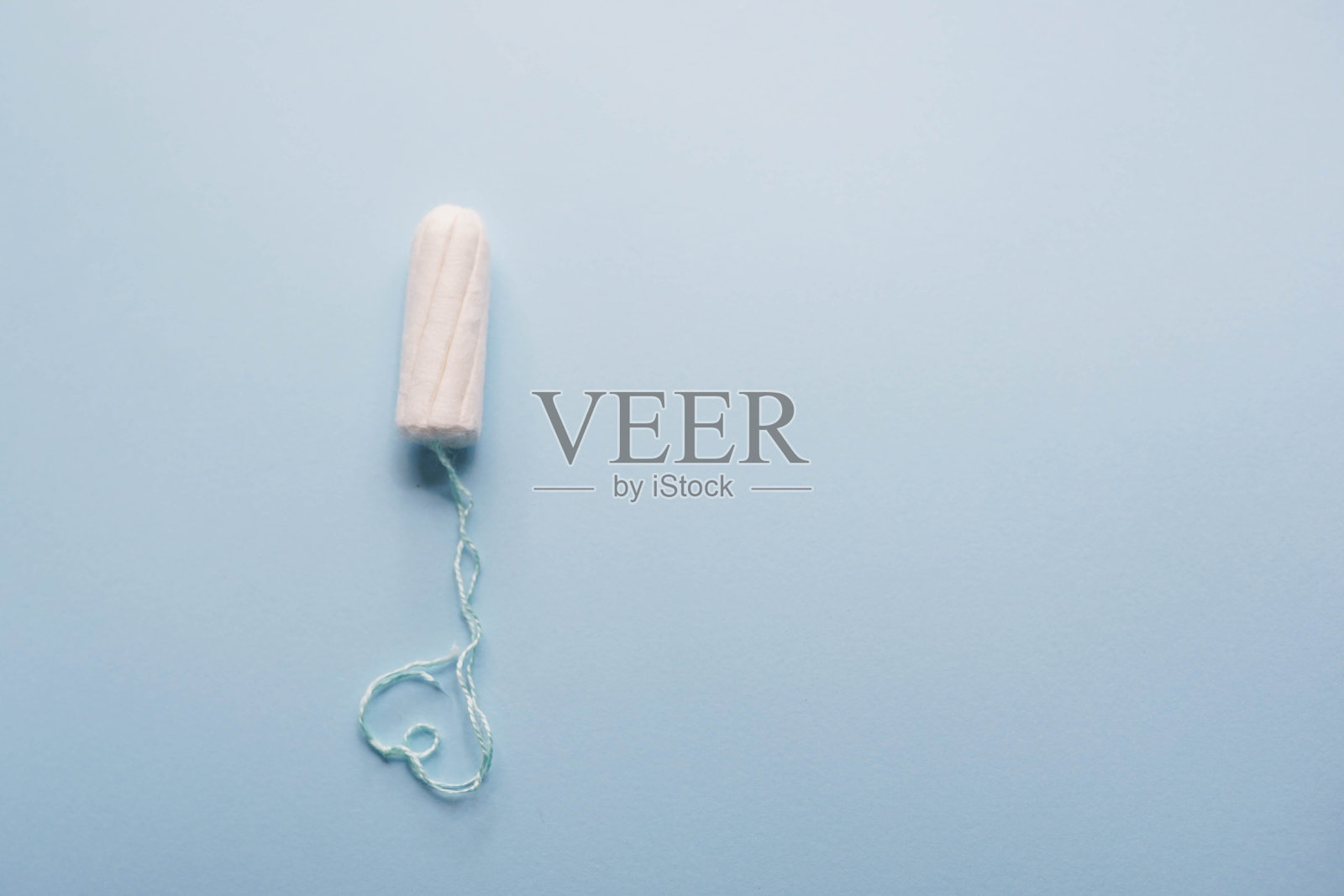 蓝底心形经期卫生棉条。月经周期。卫生和保护。照片摄影图片