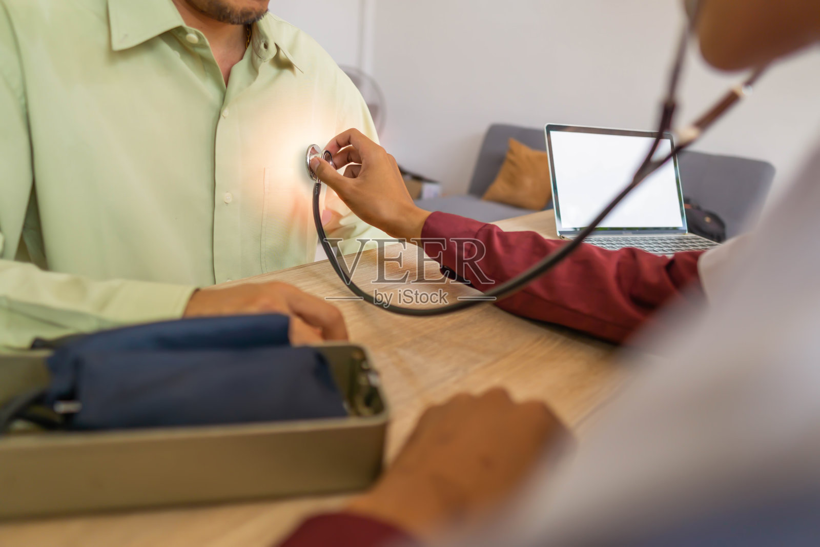 医生检查患者胸痛并诊断病情，胸痛概念照片摄影图片
