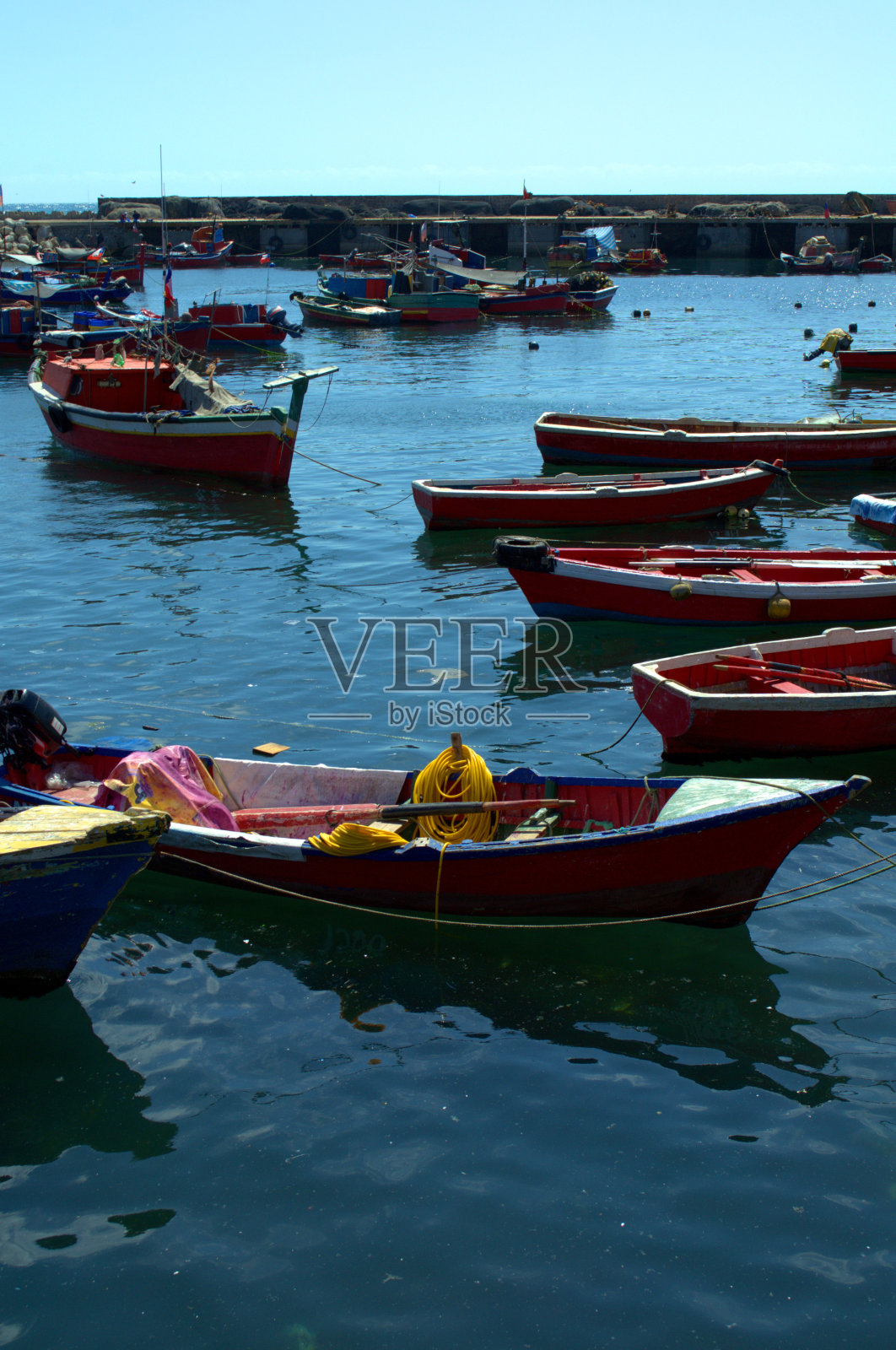 智利安托法加斯塔港的渔船照片摄影图片