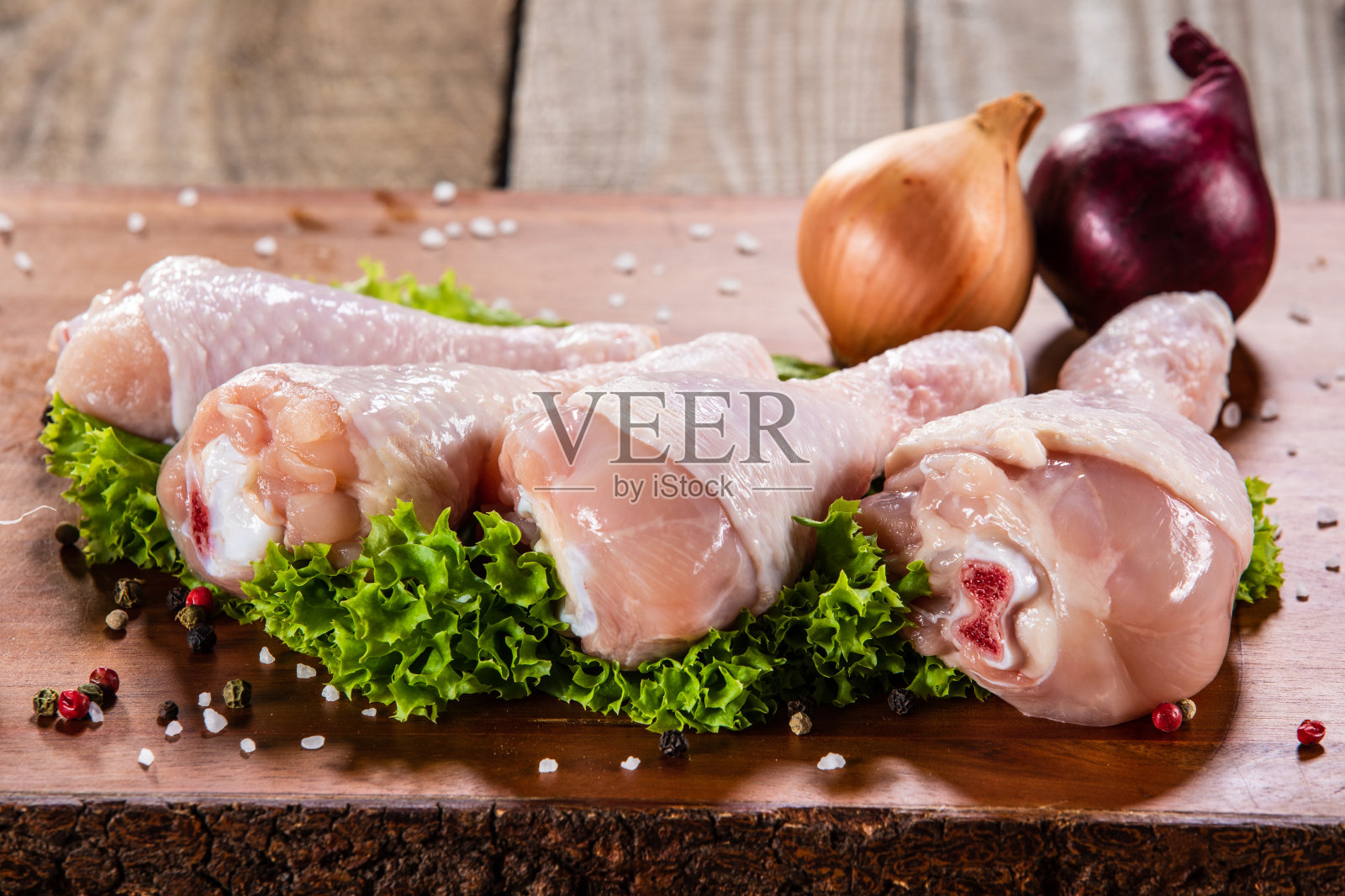 生鸡腿放在砧板上照片摄影图片