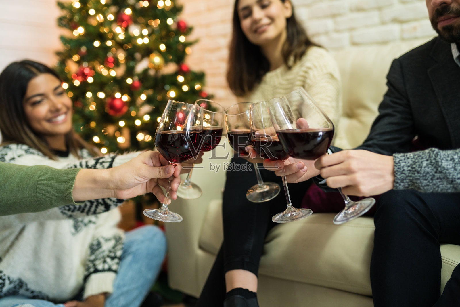 男人和女人在派对上碰杯照片摄影图片