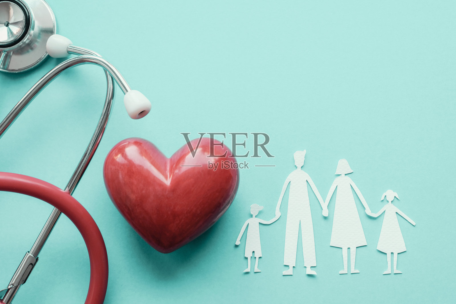 家庭纸剪红心脏与听诊器、心脏健康、家庭健康保险概念、世界心脏日、世界卫生日、捐献血液器官照片摄影图片