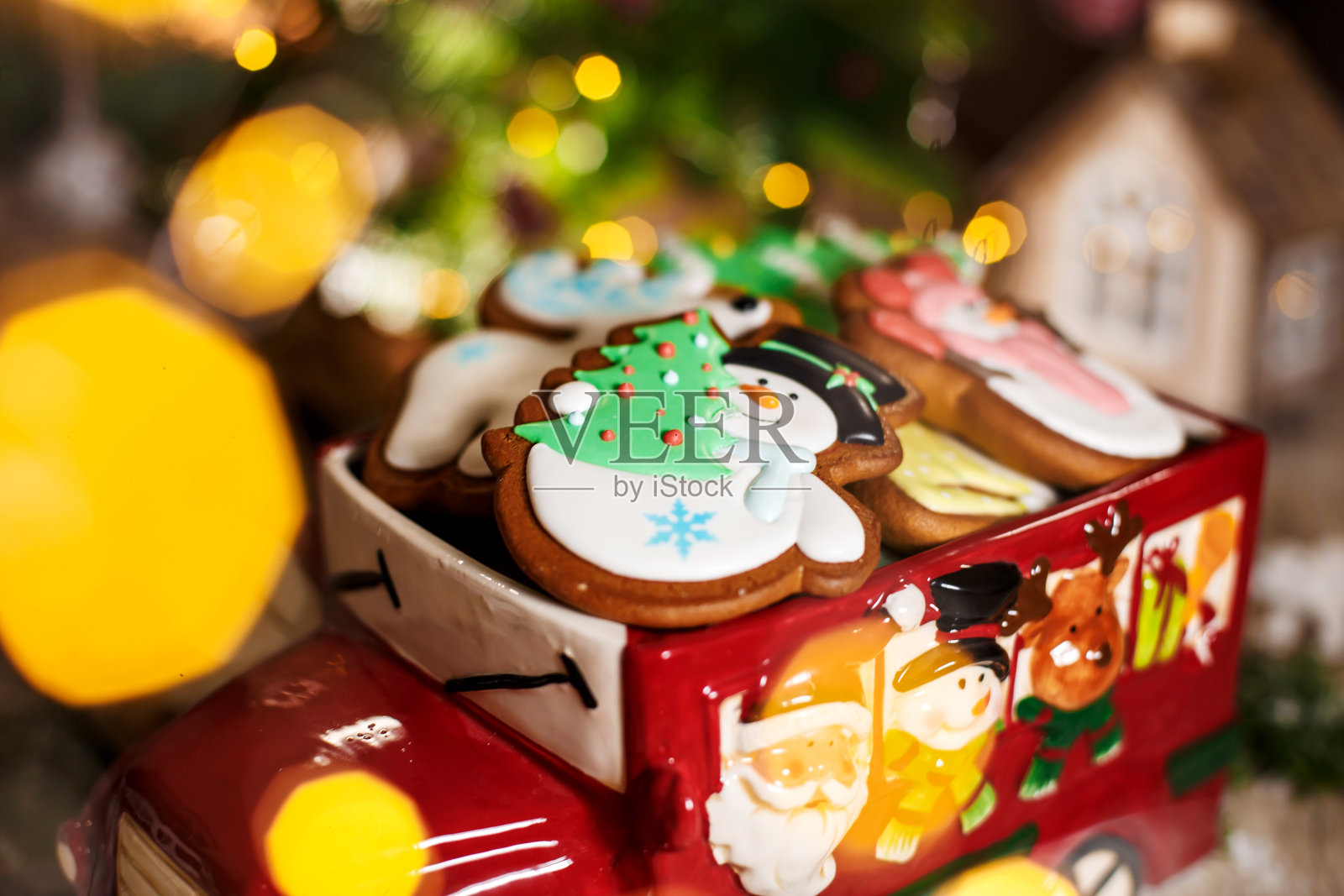 节日传统食品烘焙。装饰玩具车与圣诞姜饼蛋糕在舒适的温暖装饰花环灯照片摄影图片