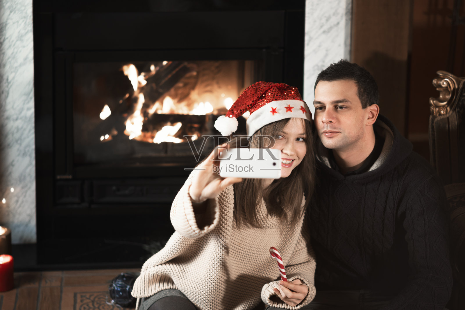 圣诞节壁炉旁的恩爱夫妻照片摄影图片