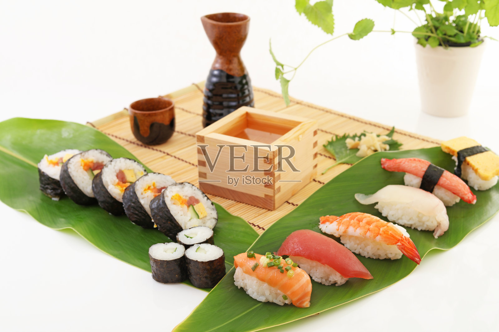 日本料理清酒和寿司照片摄影图片