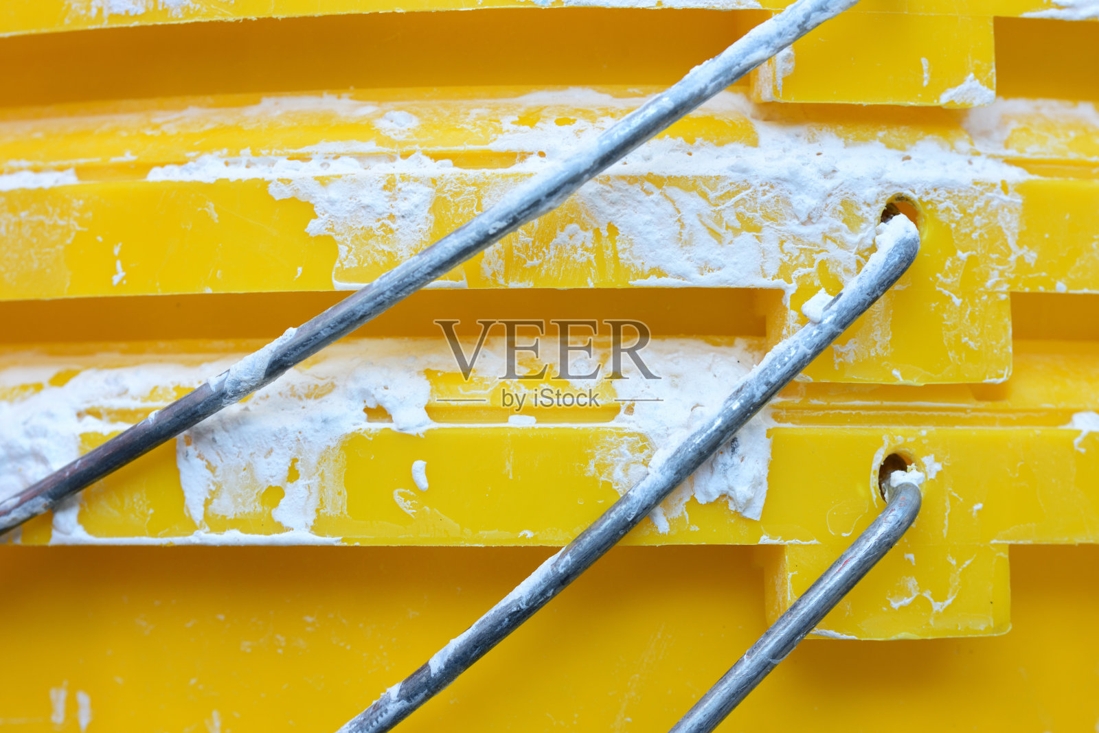 特写和特写的空堆叠黄色和肮脏的油漆桶照片摄影图片