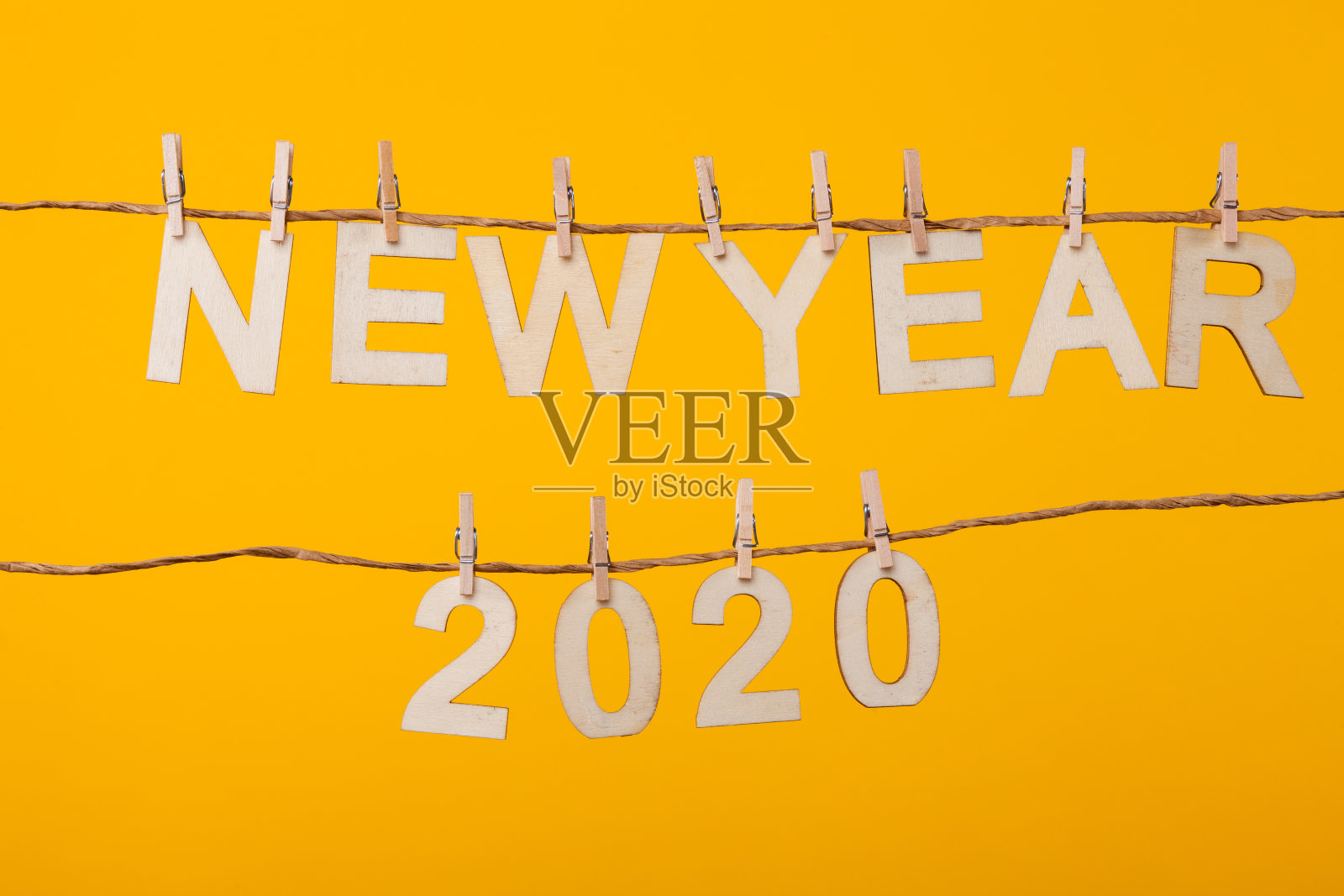 2020年新年概念剪贴卡在黄色的背景照片摄影图片