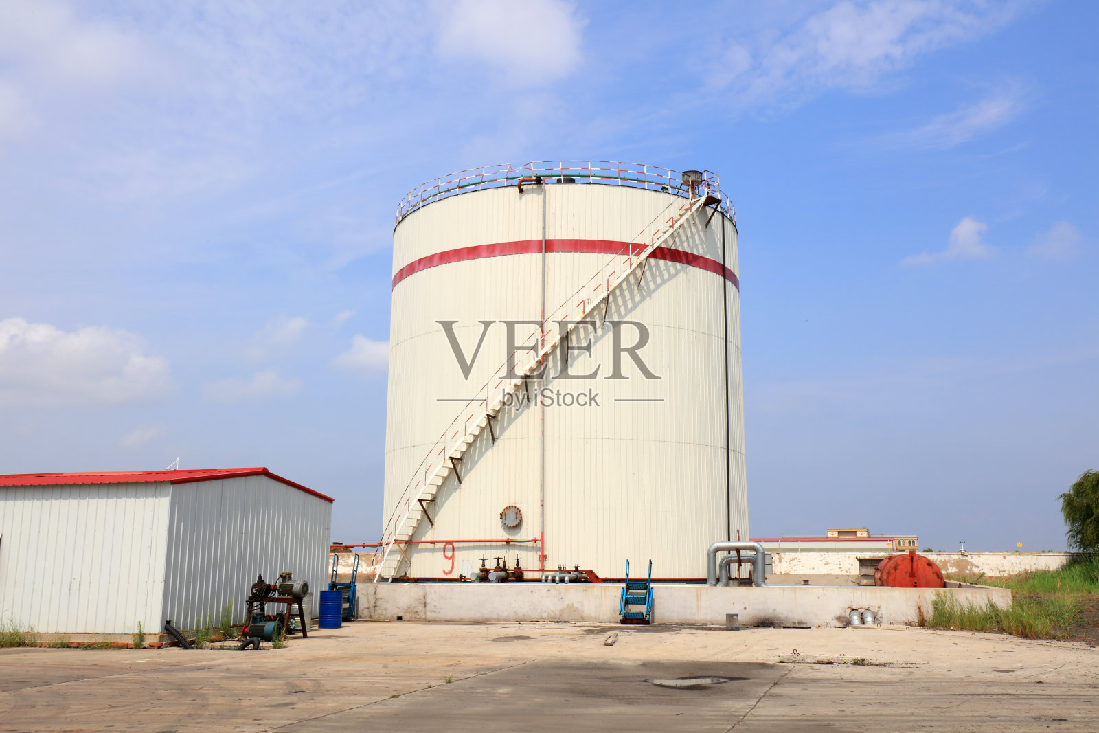 工厂中的储罐照片摄影图片